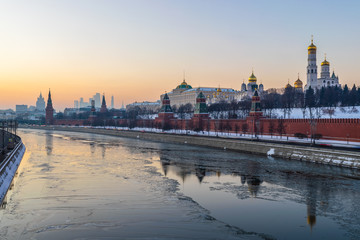 Fototapeta premium A winter view of Kremlin and Moskva river from Bolshoy Moskvoretsky Bridge at sunset, Moscow , Russia