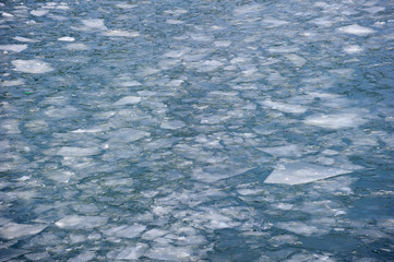 Eisschollen in einem Gewässer