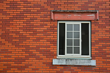 Fototapeta na wymiar レンガの壁と窓