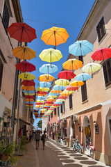Altstadt in Novigrad mit bunten Sonnenschirmen