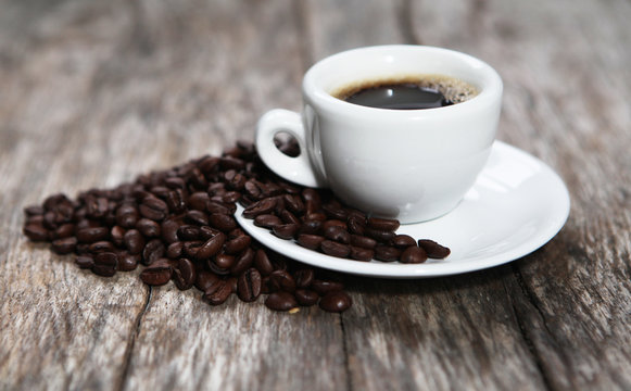 tasse de café noir et graines torréfiées 