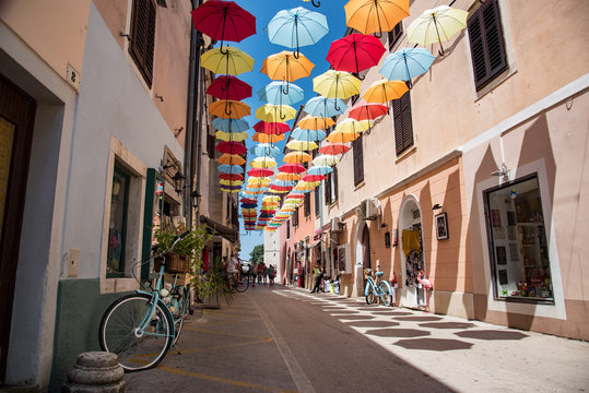 Fototapeta Gasse mit bunten Schirmen in Novigrad / Kroatien