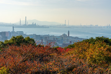 秋の関門海峡と工業都市