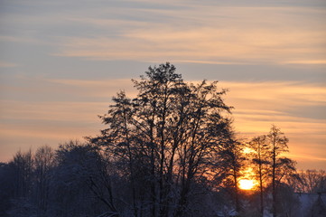 Fototapeta na wymiar Sonnenuntergang im schnee