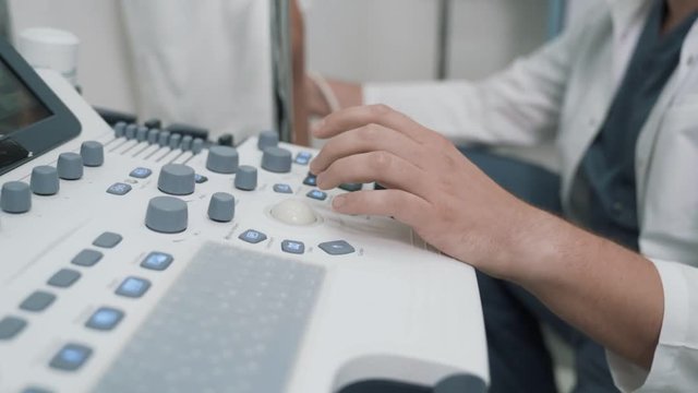 Close-up apparatus for ultrasound research while phlebologist works on it