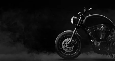 Fotobehang Voor hem Zwart motorfietsdetail op een donkere achtergrond met rook, zijaanzicht (3D illustratie)