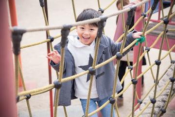 冬の公園で遊ぶ男の子