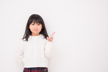 お勧めポーズをする小学生の女の子