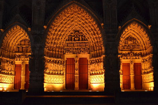 Parvis et int&eacute;rieur illumin&eacute;s de la cath&eacute;drale d&rsquo;Amiens cour illumin&eacute;e et int&eacute;rieur de la cath&eacute;drale d'Amiens, Picardie, nord de la France