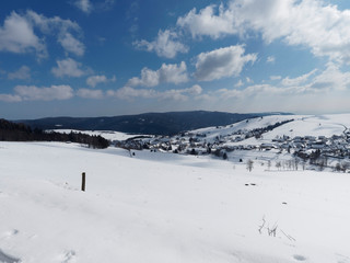 Fototapeta premium Panoramaweg - Gersbach im berg in Winter. Blick auf das dorf aus dem Rohrenkopf