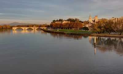 Fototapeta premium Zachód słońca na moście Saint-Benezet - Awinion en Vaucluse - Francja