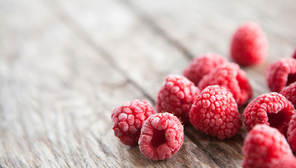 framboises sur fond de bois