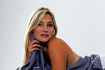 Porträt einer schönen jungen Frau vor weißen Hintergrund