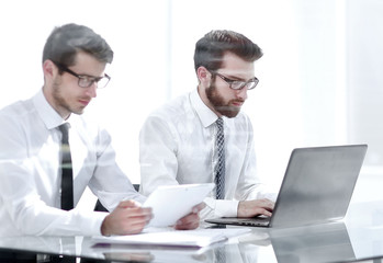 Obraz premium two thoughtful employees sitting at a Desk.