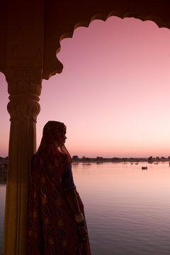 Woman in traditional dress, Jaisalmer, Western Rajasthan, India, Asia
