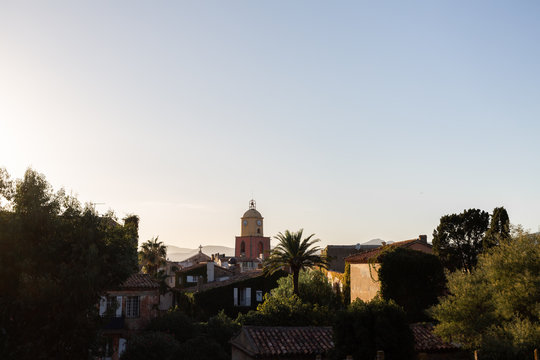 Vue sur Saint-Tropez au soleil couchant