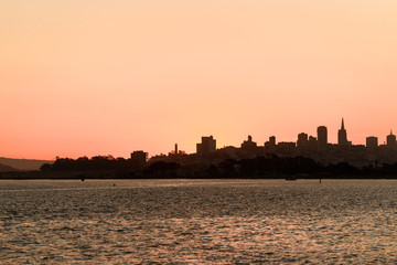 Naklejka premium Wschodzące słońce nad centrum San Francisco, Kalifornia, USA