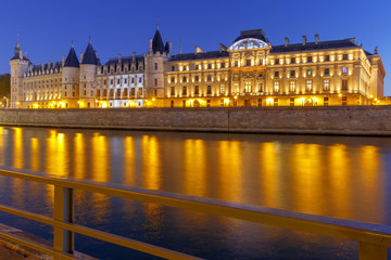 Fototapeta na wymiar Paris. Quay in the night light.