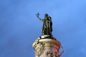 Fototapeta na wymiar statue de la république; Place de la république