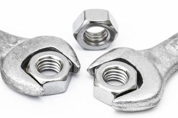 Schraubenschlüssel mit Schrauben und Muttern