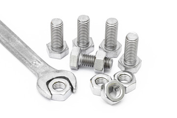 Schraubenschlüssel mit Schrauben und Muttern