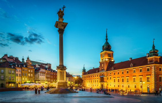Fototapeta Royal Castle, ancient townhouses and Sigismund's Column in Old town in Warsaw, Poland. Night view, long exposure.