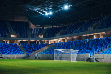 Obraz premium Siatka do piłki nożnej na pustym stadionie piłkarskim