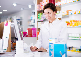 Obraz na płótnie Canvas Pharmacist ready to assist in choosing at counter