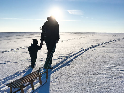 Mann mit Kind im Schnee