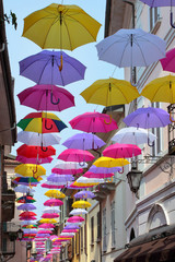 Fototapeta na wymiar ombrelli per la strada in città, umbrellas for the street in the city