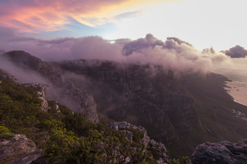 Obraz premium clouds over table mountain in south africa above cape town during sunset