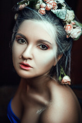 Naklejka premium Close-up portrait of a woman with roses