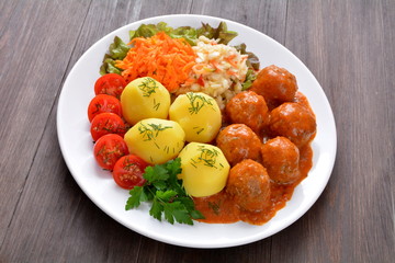 klopsy z ziemniakami,surówkami i pomidorem