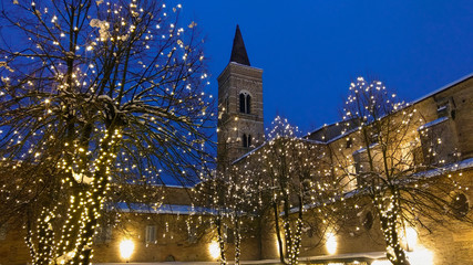 Alberi illuminati a festa nel centro storico di Urbino