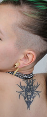 rebellische moderne selbstbewusste frau gothic punk