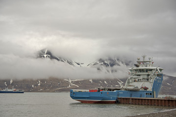 Das Schiff des Sysselmann im Hafen in Longyearbyen auf Spitzbergen