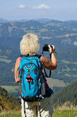 wanderer fotografiert im kleinwalsertal