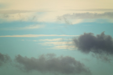 パステルカラーの青空と白い雲