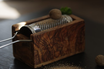 Muskatnuss auf der Muskatnuss-reibe, frisches Gewürz aus dem Orient