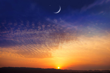 Naklejka premium Rajskie niebo. Czerwony zachód słońca i księżyc. Ramadan w tle. Półksiężyc i gwiazda. Piękna gwiazda . Zachód słońca i księżyc w nowiu. Piękne niebo