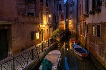 Obraz na płótnie Canvas Venice canal at late night time