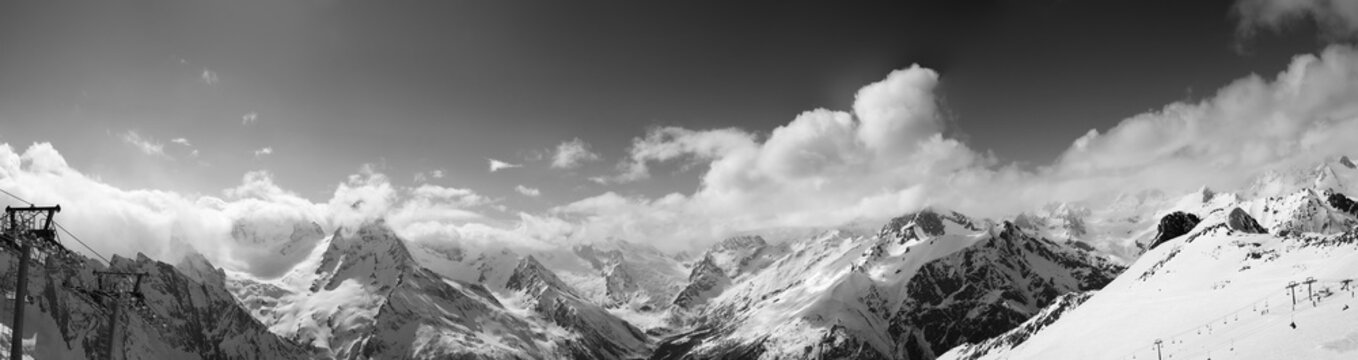 Fototapeta Czarno-biała panorama stoku narciarskiego i zaśnieżonych gór