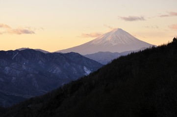 朝日に染まる富士