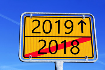 Fototapeta premium Straßenschild mit der Jahreszahl 2018 zu 2019