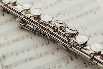 Fototapeta premium transverse flute on music sheet