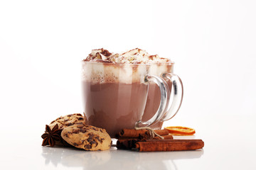 Cacao au chocolat chaud avec crème fouettée sur table.