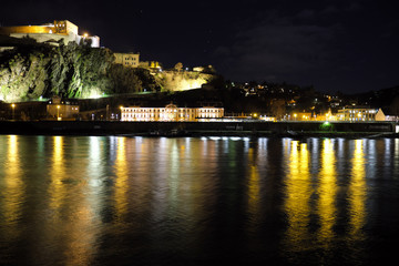 Obraz premium Stimmungsvolle Nachtaufnahme am Rhein in Koblenz mit der angeleuchteten Festung Ehrenbreitstein im Hintergrund - Stockfoto