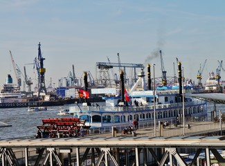 Landungsbrücken im Hamburger Hafen