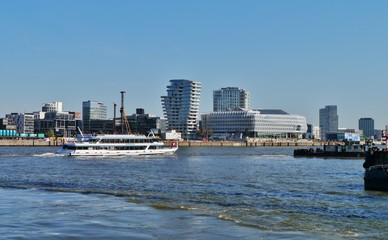Passagierschiffe auf der Elbe im Hambugrer Hafen