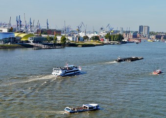 Obraz premium Boote auf der Elbe im Hamburger Hafen